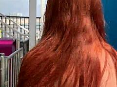 バストの大きな赤毛ティーンのレイシー・レノックスが、屋外のPOVで後ろからとカウガールを取ります。