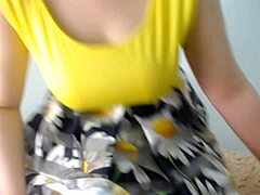 Η έφηβη κοπέλα αυνανίζεται μέχρι τον οργασμό μετά από χορό με ένα εκπληκτικό φόρεμα