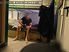 Eurooppalaiset hostellin asukkaat nauttivat suihkun itsetyydytyksestä