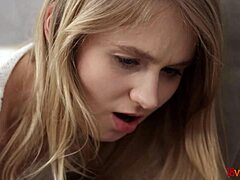 peri muda terlibat dalam seks anal dan ass-to-mouth dalam video dari 18videoz