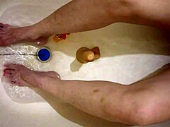 Hot footjob og legetøjsleg på bare fødder i badet