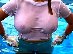 Une superbe compilation d'images publiques mettant en vedette une amatrice aux courbes généreuses avec de gros seins