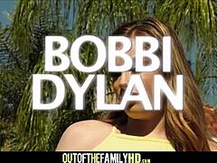 Bobbi Dylan, una calda figliastra bianca, viene scopata dal suo patrigno nero in una relazione di famiglia