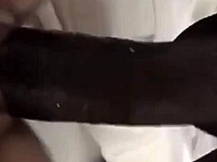 Coppia interrazziale gode di un appassionato incontro a pecorina con un grosso cazzo nero