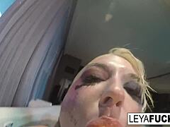 Leya Falcon bruser sig selv med en balje vandhane på hendes balder