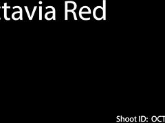 Octavia Red doświadcza intensywnego rozciągania i orgazmu