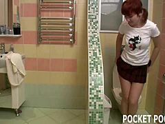 Colega de cameră adolescentă surprinsă făcându-se plăcere în baie