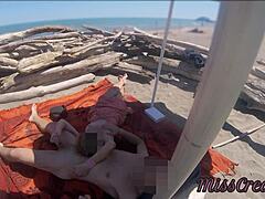 La profesora europea muestra su cuerpo desnudo en la playa para el placer de los voyeurs en público