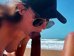 Blowjob POV yang menawan dari seorang gadis muda cantik yang mengenakan topi di pantai telanjang yang terpencil, menampilkan fetish kaki dan mainan seks