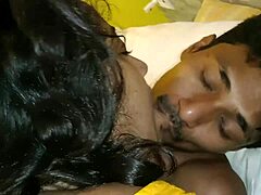 Frumoasa soție indiană se sărută pasional și are un act sexual intens într-un autobuz