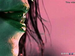Η Peta Jensens μαγευτικό στήθος σε καυτό σόλο βίντεο