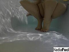 Nadias sensuelle solo-leg med gummi-legetøj og badelegetøj
