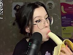 O fetiță cu sânii mici face o muie adâncă unei banane masive în HD