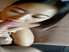 Petite amie chinoise fait une fellation profonde et reçoit une éjaculation faciale