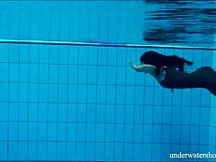 체코 귀여운 나타 지루가 솔로 목욕 비디오에서 물놀이를 합니다