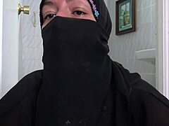Müslüman bir kadın, cinsel olarak sapkın bir Fransız adamla yoğun ve alışılmadık cinsel aktivitelere giriyor