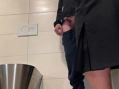 El antojo de una MILF con muslos peludos lleva al clímax en un baño público