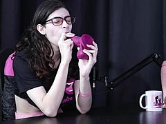 Ohromující shemale Yumi Traps svůdná sólová show s překvapením, kdy kouří penis a kroutí se
