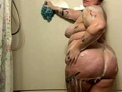Gadis yang comel dan gemuk mendapat urut dan melancap di bilik mandi